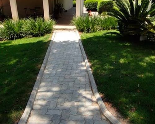 Piso intertravado aplicado em caminho de jardim residencial