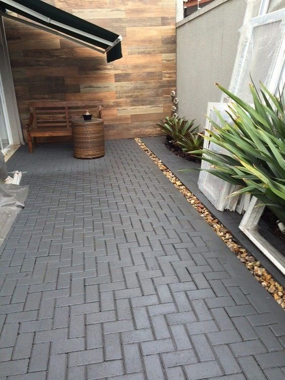 Piso intertravado grafite aplicado em área residencial